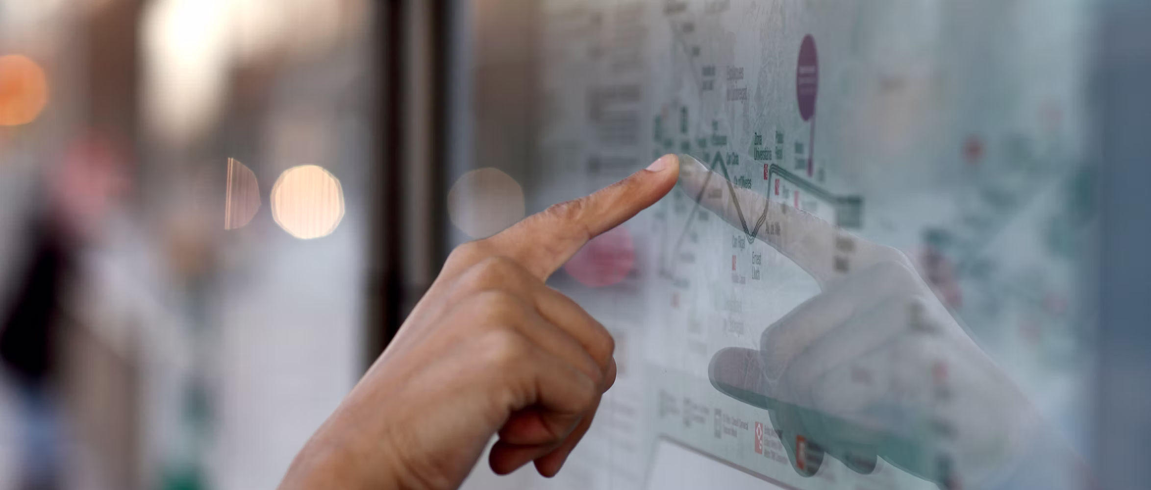 Profissional analisando informações sobre registro de marca no INPI em painel digital.